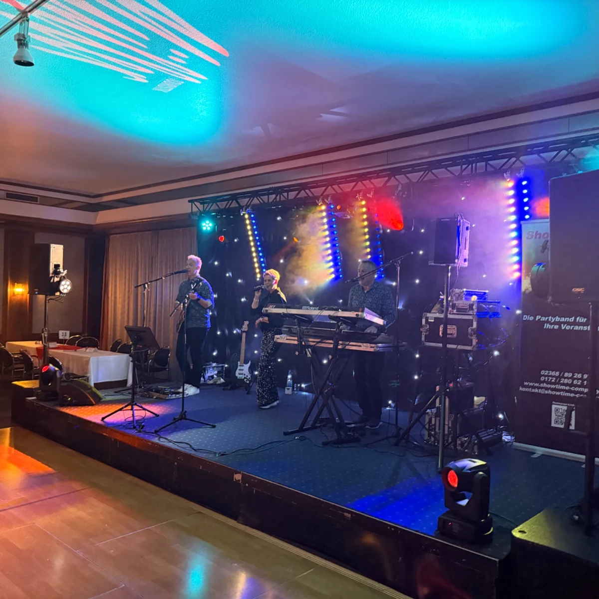 Live-Band auf einer Bühne mit farbiger Lichttechnik