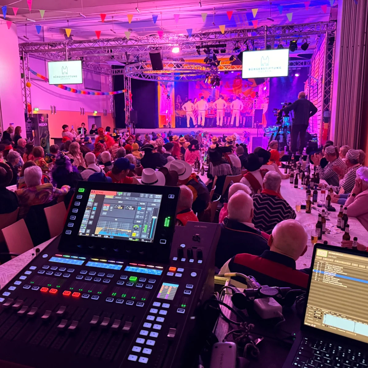 Großveranstaltung mit Publikum und Lichtshow
