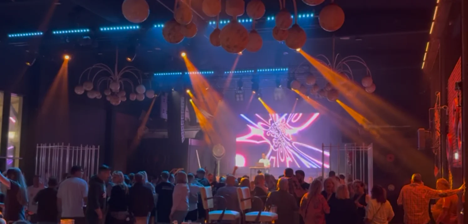 Fest installierte Licht-, Ton- und Videotechnik in einer Veranstaltungsstätte