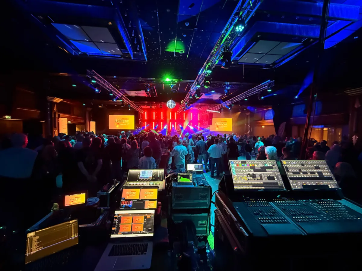 Konzert mit Lichtshow und Mischpult im Vordergrund